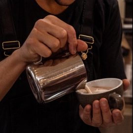 Joris de l'Arbuste Café en plein travail